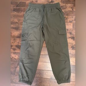 Women’s stretchy cargo pants